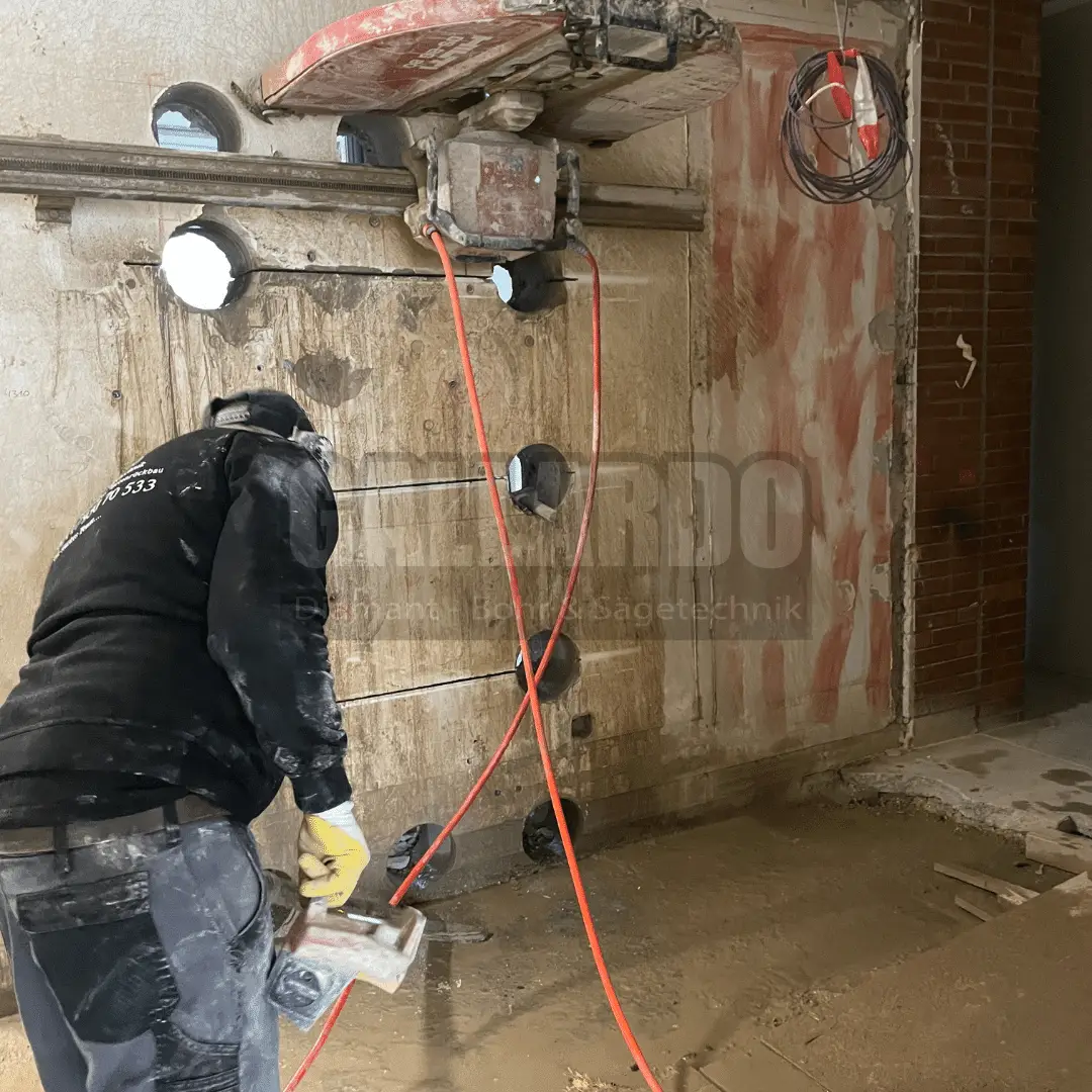 Gallardo Betonbohren & Betonsägen GmbH Düsseldorf Türöffnug Sägen.JPG