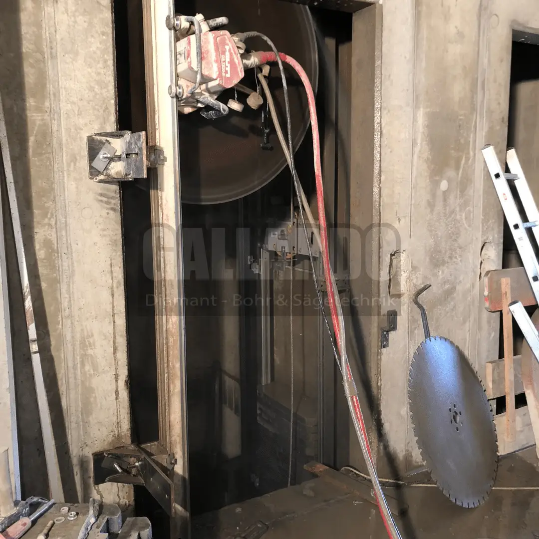 Gallardo Betonbohren _ Betonsägen GmbH Düsseldorf Aufzugtür sägen.JPEG