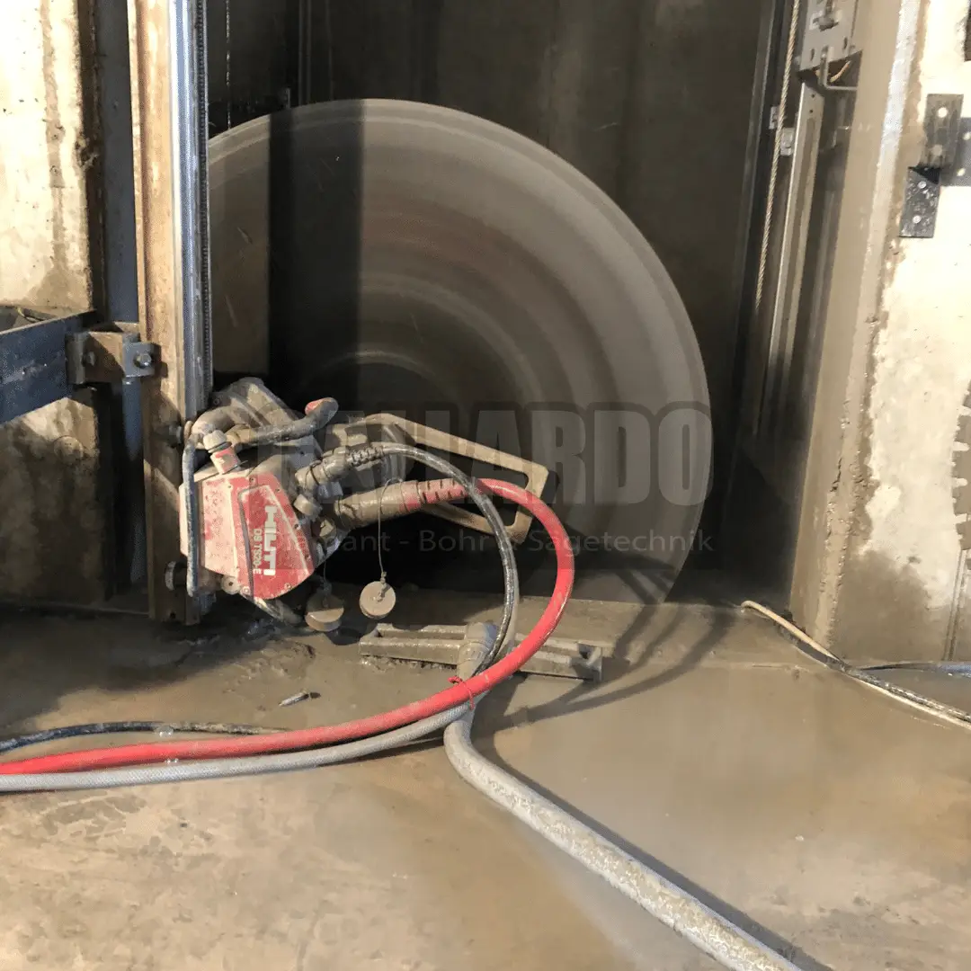 Betonsägen in Düsseldorf von Aufzugstüren